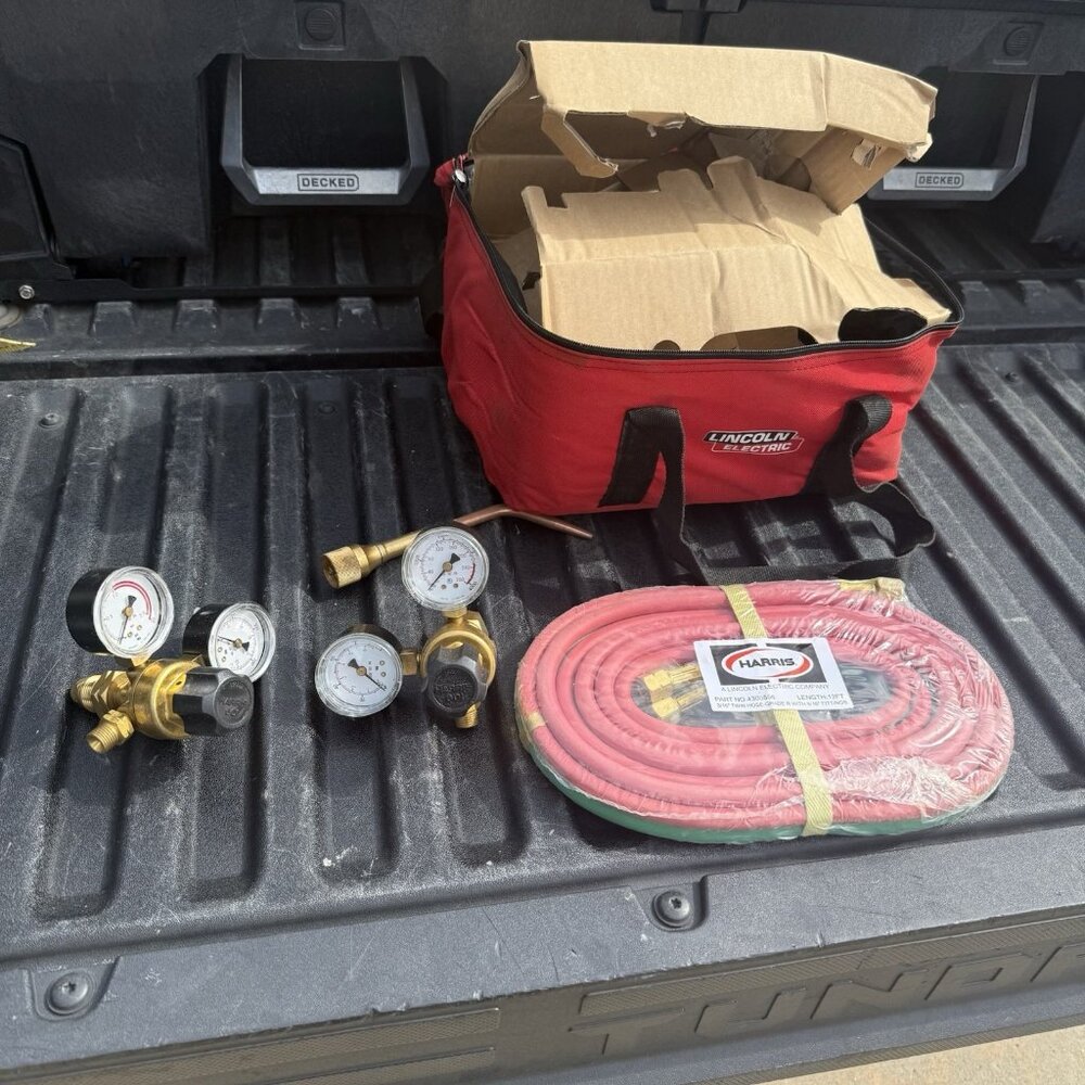 Lincoln Electric‎ Oxygen Cutting 12 Ft Hoses 9/16 Fittings, Gauges. Carrying Bag